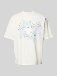 Oversized T-Shirt mit Label-Print Modell 'CHROMATIC' von Low Lights Studios Beige - 47
