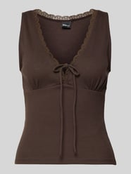 Top na ramiączkach z efektem prążkowania z obszyciem koronką od Gina Tricot - 1