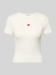 T-shirt o kroju slim fit z wyhaftowanym sercem model 'ELVA JUNE' od ONLY - 24