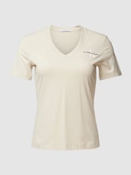 T-shirt o kroju Slim Fit z dekoltem w serek od Calvin Klein Jeans Beżowy - 18