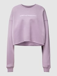 Bluza krótka z nadrukiem z logo od REVIEW Fioletowy - 28
