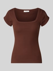 t-shirt w efekcie prążkowania z prostokątny dekolt model 'METTE' od Topshop - 32