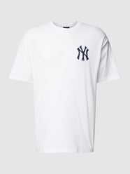 T-shirt z nadrukowanym motywem od New Era Biały - 17