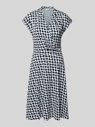 Knielanges Kleid mit V-Ausschnitt Modell 'Yrsa' von FREE/QUENT - 17