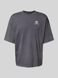 Relaxed Fit T-Shirt mit Label-Stitching von Champion - 24