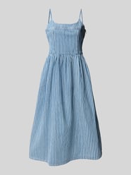 Sukienka jeansowa o długości do kolan z regulowanymi ramiączkami model ‘ALESSIE’ od Levi's® - 12