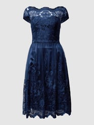 Cocktailkleid mit floralen Stickereien von CHI CHI London Blau - 45