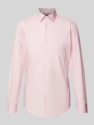 Slim fit zakelijk overhemd met knoopsluiting van BOSS Slim Fit Roze - 45