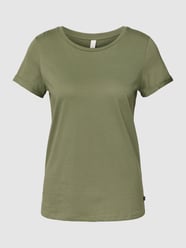 T-shirt z detalem z logo model ‘Basic’ od QS Zielony - 25