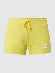 Szorty z dzianiny dresowej o kroju regular fit z nadrukami z logo  od CHAMPION Żółty - 33