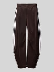 Spodnie dresowe z paskami w kontrastowym kolorze od adidas Originals - 36