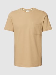 T-shirt z kieszenią na piersi model ‘KIKKI’ od Anerkjendt Beżowy - 43