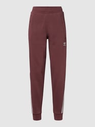 Sweatpants mit Label-Streifen von adidas Originals Bordeaux - 47