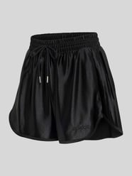 Szorty dresowe o kroju loose fit z paskami w kontrastowym kolorze od adidas Sportswear - 45