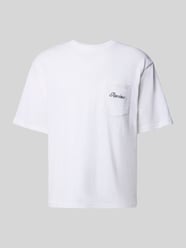 T-shirt z kieszenią na piersi i wyhaftowanym logo od REVIEW - 17