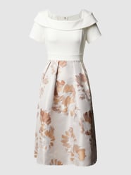 Kurzärmeliges Brautkleid mit floralem Muster von Apart Glamour Weiß - 15