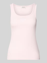 Top w efekcie prążkowania z wyhaftowanym logo od GUESS Jeans Fuksjowy - 20