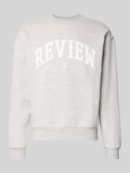 Sweatshirt mit Varsiety Embleme von REVIEW - 35