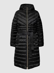 Płaszcz puchowy z paskiem w talii model ‘Long Fitted Puffer’ od MICHAEL Michael Kors Czarny - 23