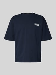 T-Shirt mit Rundhalsausschnitt und Label-Print von REVIEW - 17