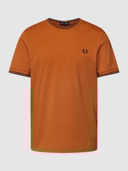 T-shirt z wyhaftowanym logo od Fred Perry Pomarańczowy - 36