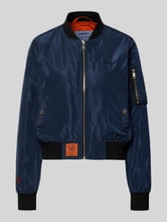 Bomberjacke mit Label-Patch und Reißverschlusstasche am Ärmel von Original Bombers - 37