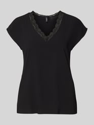 T-shirt o kroju regular fit z kołnierzem z koronki model 'BELLA' od VERO MODA - 13