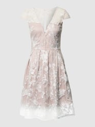 Cocktailkleid mit floralen Stickereien von CHI CHI London Pink - 26