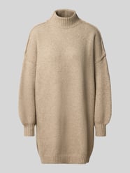 Strickkleid mit Stehkragen und überschnittenen Schultern von Apricot - 33