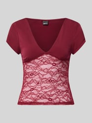 T-Shirt mit V-Ausschnitt und Spitze von Gina Tricot Bordeaux - 17