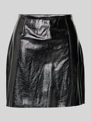 Minirok in lakleerlook, model 'NELLY' van Vero Moda - 9