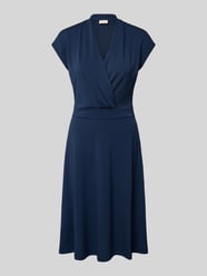 Knielanges Kleid mit V-Ausschnitt Modell 'Yrsa' von FREE/QUENT - 27