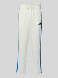 Spodnie dresowe o prostym kroju z wyhaftowanym logo od adidas Sportswear - 30