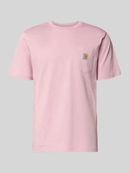 męski t-shirt o kroju regular fit z brustaszą od Carhartt Work In Progress Fuksjowy - 47