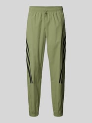 Tapered Fit Sweatpants mit labeltypischen Streifen von ADIDAS SPORTSWEAR Grün - 36