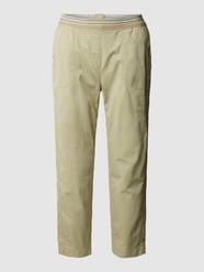 Spodnie sportowe o skróconym kroju regular fit model ‘SUE’ od Toni Dress Zielony - 23
