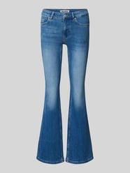 Flared Jeans mit mittelhohem Bund in mittelblauer Waschung von REVIEW - 21