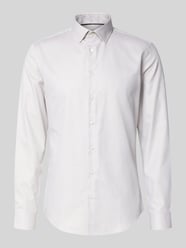 Koszula o kroju slim fit biznes z kołnierzykiem typu kent od Jake*s - 12