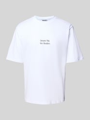 T-shirt z nadrukiem ze sloganem od REVIEW - 32