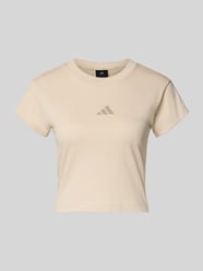 T-shirt o krótkim kroju z nadrukiem z logo od adidas Sportswear - 26