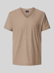 T-Shirt mit V-Ausschnitt und Brusttasche von JOOP! Jeans Braun - 35