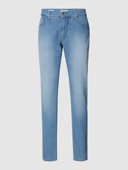 Jeans mit Label-Patch Modell 'Chuck' von Brax Blau - 45