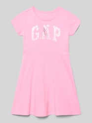 Sukienka o kroju regular fit z nadrukiem z logo od GAP - 5