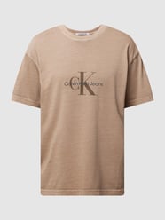 T-shirt z obniżonymi ramionami model ‘MONOLOGO’ od Calvin Klein Jeans Beżowy - 46