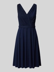 Cocktailkleid mit V-Ausschnitt von TROYDEN COLLECTION - 16