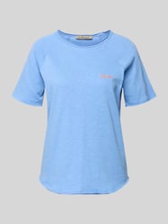 t-shirt z wyhaftowanym napisem i zrolowanym brzegiem od Smith and Soul - 5