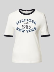 T-shirt z nadrukiem z logo model ‘VARSITY RINGER’ od Tommy Hilfiger - 47