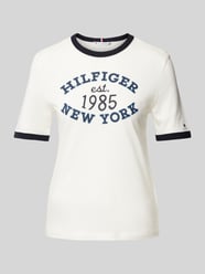 T-Shirt mit Label-Print Modell 'VARSITY RINGER' von Tommy Hilfiger Weiß - 26