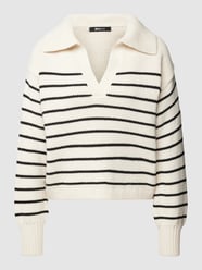 Sweter z dzianiny z dekoltem w serek od Gina Tricot Biały - 31