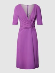 Cocktailkleid mit V-Ausschnitt von Paradi Lila - 6